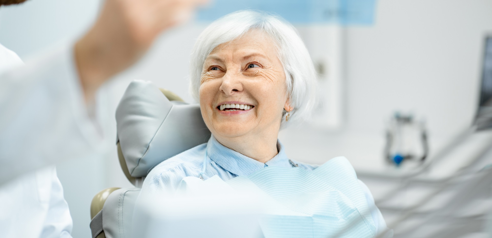 Ältere Frau beim Zahnarzt