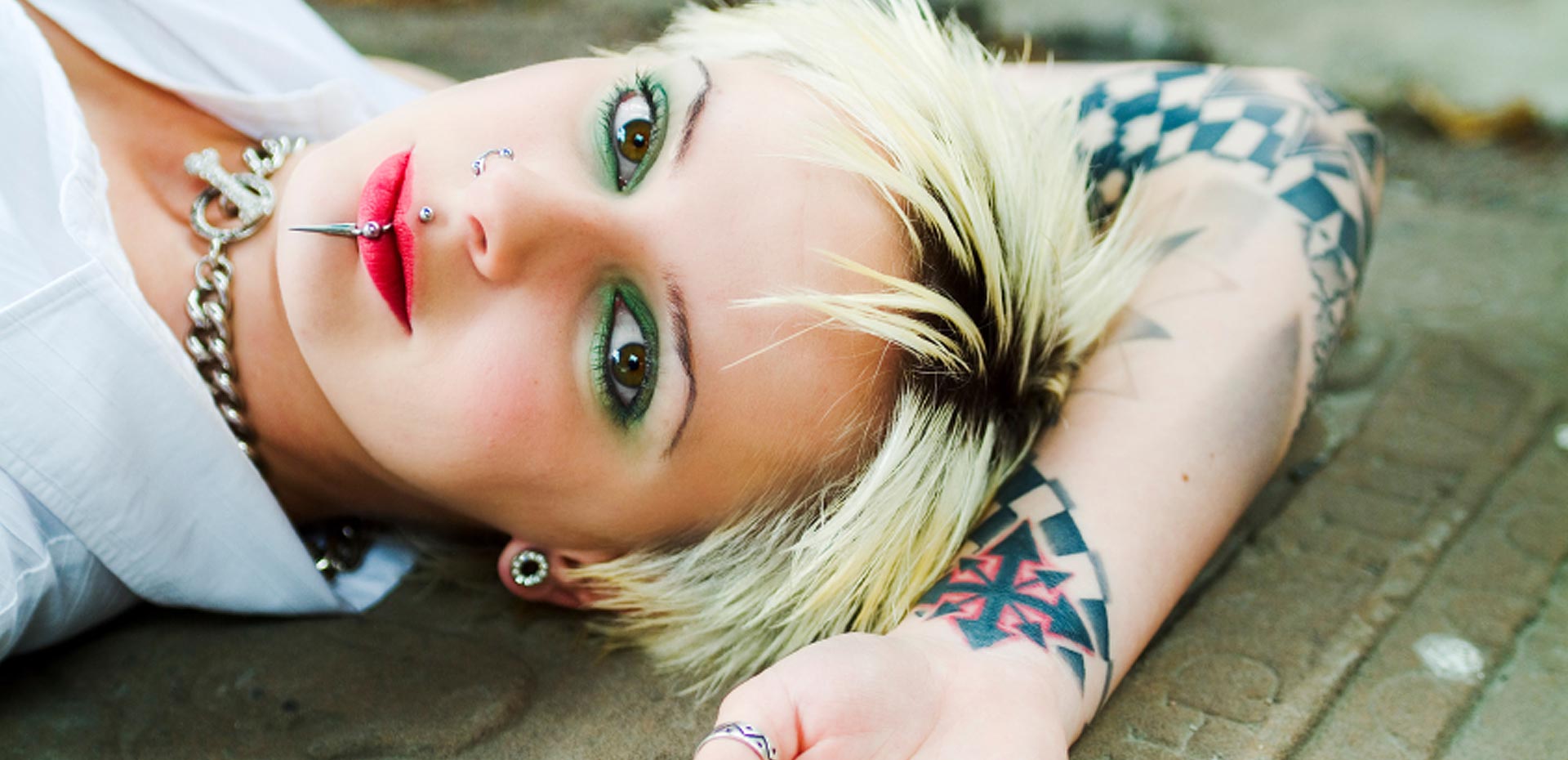 Junge Frau mit Piercing und Tattoo
