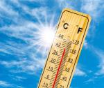 Thermometer, das 40 Grad Celsius anzeigt, vor sonnigem Himmel