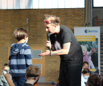 Tom Lehel beim Anti-Mobbing-Schulevent im Gespräch mit einem Kind