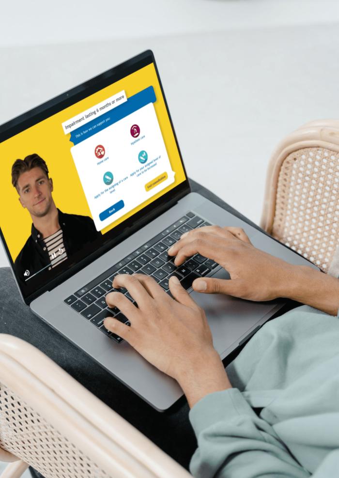 Laptop mit digitaler Pflegeberatung der BKK Pfalz auf dem Schoss einer Frau