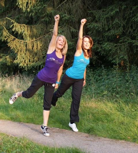 Zwei junge Frauen in Fitnesskleidung