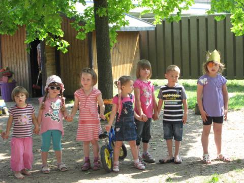 Die Kinder der Kita im Pavillon Neuhofen begrüßen uns mit einem Spiel