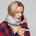 Frau hält Fieberthermometer in der hand und telefoniert