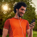 Sportlicher Mann schaut auf sein Smartphone, der Bildschirm mit der VitaBuddy-App ist groß zu sehen