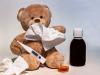 Teddybär mit Fiebersaft und Thermometer