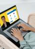 Laptop mit digitaler Pflegeberatung der BKK Pfalz auf dem Schoss einer Frau